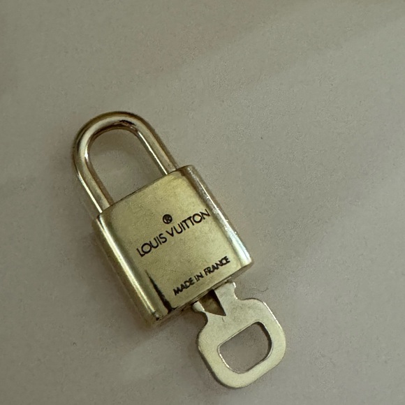 Louis Vuitton Series 310 Gold Padlock with Key Shiny Brass - Picture 6 of 7